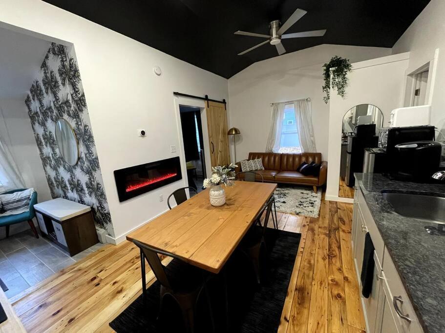 Campfire Cottage Fireplace, Fire Pit & No Chores! Kingston Bagian luar foto